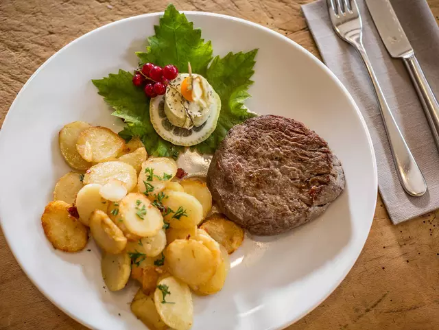 Angerichteter Hauptgang im Restaurant im Schmidtburger Hof