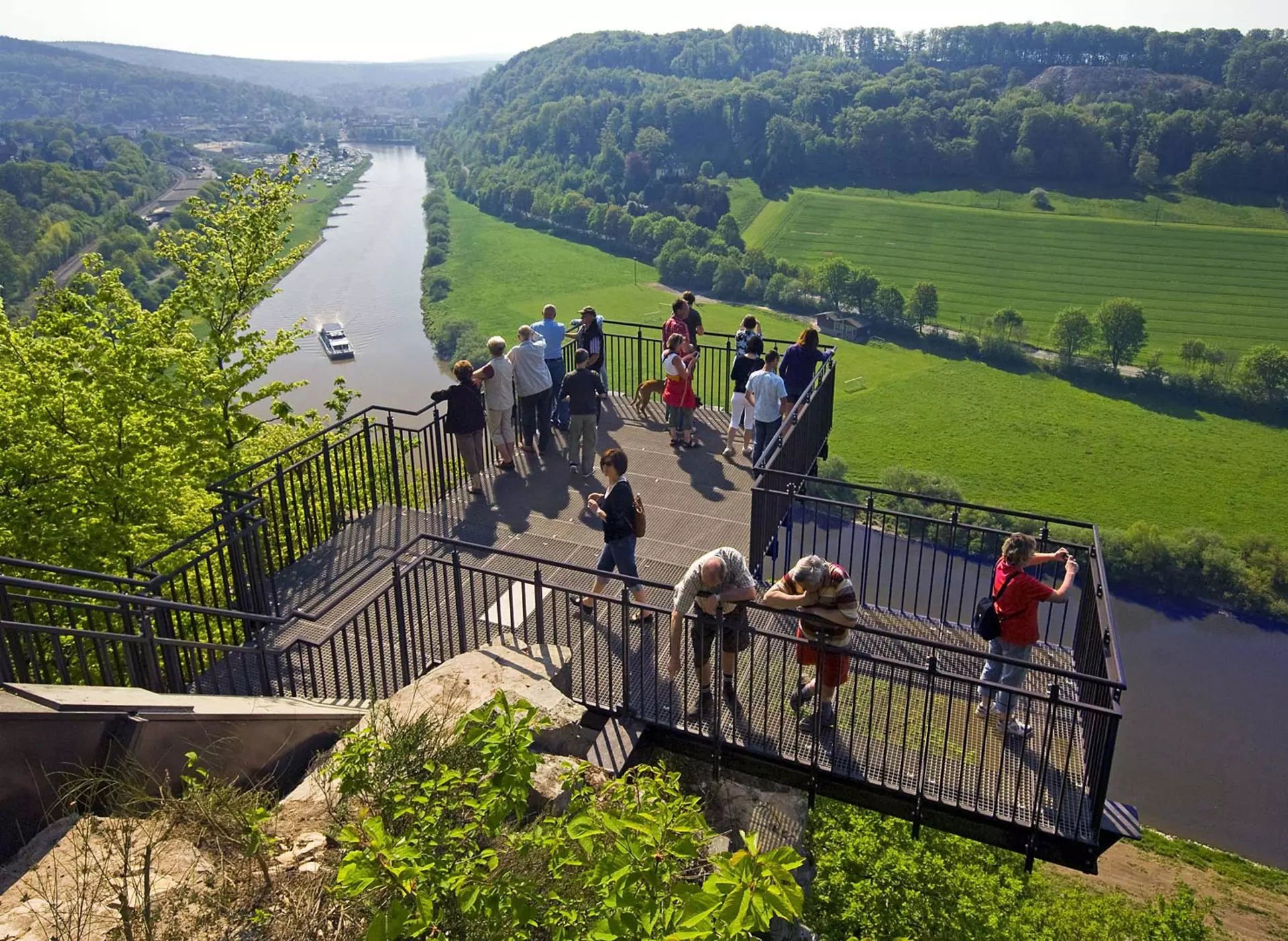 im Bauernhofurlaub an der Weser einen Ausflug mit Kindern zum Weser - Skywalk Beverungen unternehmen