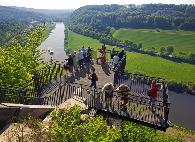 Skywalk Beverungen an der Weser - © Kulturland Kreis Höxter, F. Grawe im Bauernhofurlaub an der Weser einen Ausflug mit Kindern zum Weser - Skywalk Beverungen unternehmen