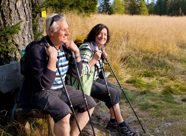 im Wanderurlaub eine Rast einlegen und die Aussicht genießen