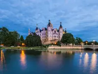 Blick auf das Schloss Schwerin bei Dämmerung