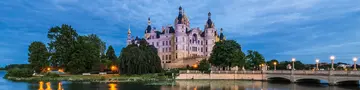 Schloss Schwerin - © Nattawit, AdobeStock Blick auf das Schloss Schwerin bei Dämmerung