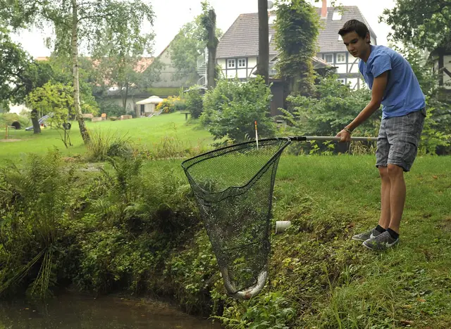 Fisch im Fischernetz eines Anglers