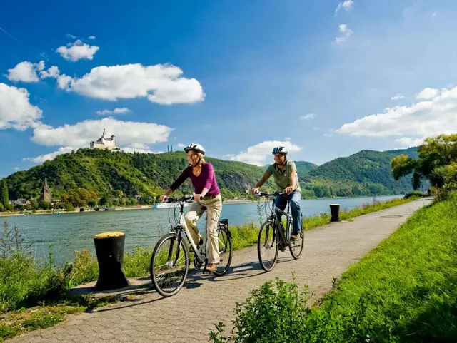 im Urlaub am Rhein eine Radtour auf dem Rheinradweg machen