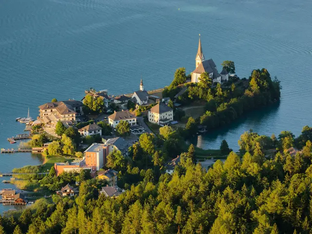 Maria Wörth am Wörthersee – Urlaub auf dem Land in Kärnten - © Rainer Mirau, AdobeStock Halbinsel Maria Wörth am Wörthersee in Kärnten – Urlaub auf dem Land in Österreich zwischen See und Alpen.