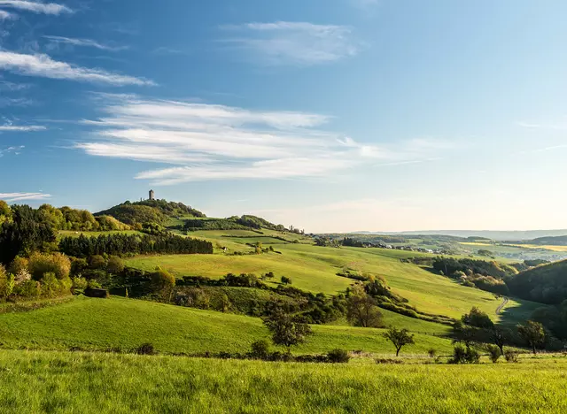 im Wanderurlaub in der Eifel die Burg Olbrück besuchen, das weithin sichtbare Wahrzeichen des Brohltals