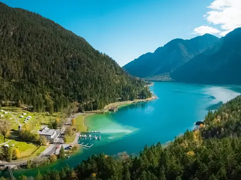 alt="Gemütliche Holzhütte vor der imposanten Juppenspitze im Lechquellengebirge, Vorarlberg, Österreich – alpine Idylle inmitten der Natur."