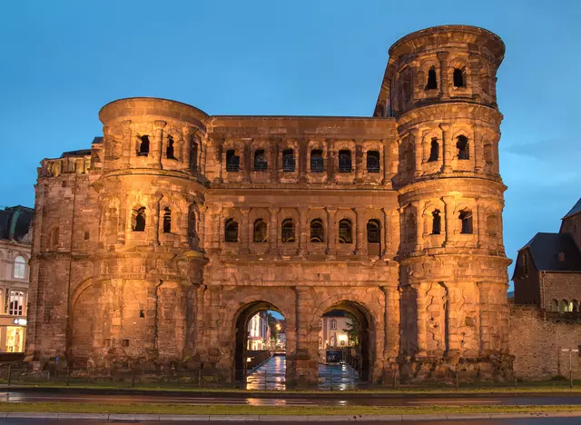im Urlaub auf dem Weingut an der Mosel die Stadt Trier besuchen und Sehenswürdigkeiten wie die Porta Nigra oder den Dom besichtigen
