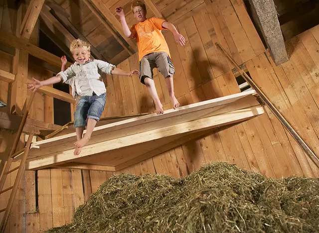 im Urlaub auf dem Kinderbauernhof in Bayern in der Spielscheune toben