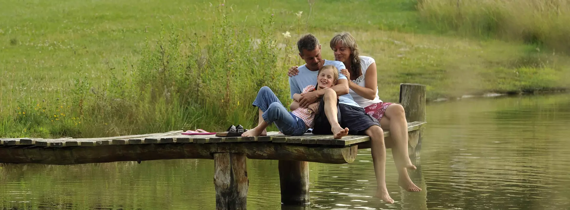 Familienurlaub: Familie genießt gemeinsame Zeit am See