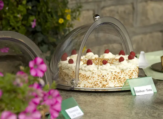 selbstgebackene Torte im Hofcafe genießen