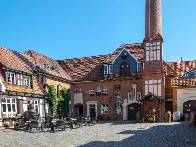 im Urlaub im Harz die Nordhäuser Traditionsbrennerei besuchen und Brände verkosten