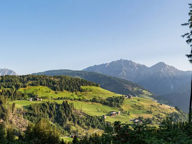 Lesachtal in Kärnten – Naturparadies zwischen Bergen - © FATZI.AT, AdobeStock Panoramablick über das Lesachtal mit grünen Berghängen und Bergkulisse in Kärnten.