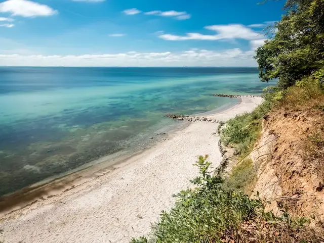 Die Steilküste bei Grömitz liegt oberhalb eines türkisfarbenen Meeres und prägt die Landschaft an der Ostsee.