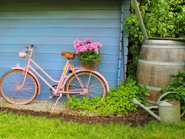 Fröhliches Gartenhäuschen mit Fahrrad