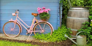 Fröhliches Gartenhäuschen mit Fahrrad