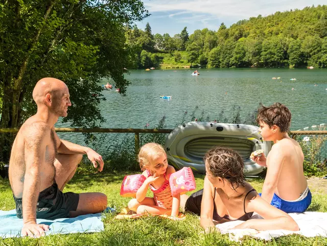 Entspannen auf der Liegefläche des Naturfreibades Gemündener Maar