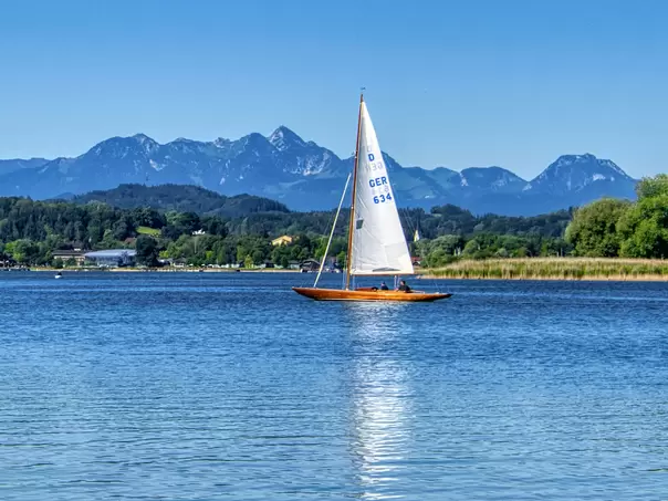 im Urlaub auf dem Bauernhof am Chiemsee eine Segeltour machen