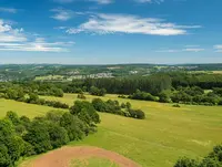 im Urlaub auf dem Bauernhof im Westerwald den Ausblick vom Aussichtsturm auf dem Gräbersberg genießen