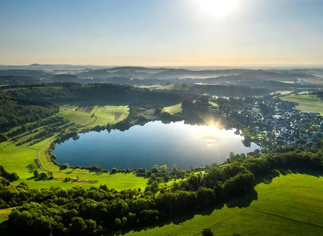 im Eifel Urlaub zum Schalkenmehrener Maar, das älteste der drei Dauner Maare, wandern und den Ausblick genießen