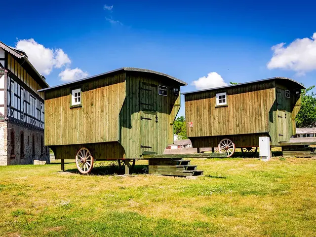 außergewöhnlich übernachten mit Kindern in Thüringen im Schäferwagen im Ferienhof Domäne Groschwitz bei Rudolstadt im Thüringer Wald