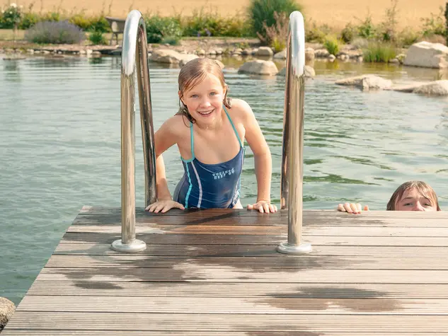 - © Landsichten.de, Susanne Mölle Mädchen beim Schwimmen