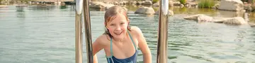Mädchen beim Schwimmen