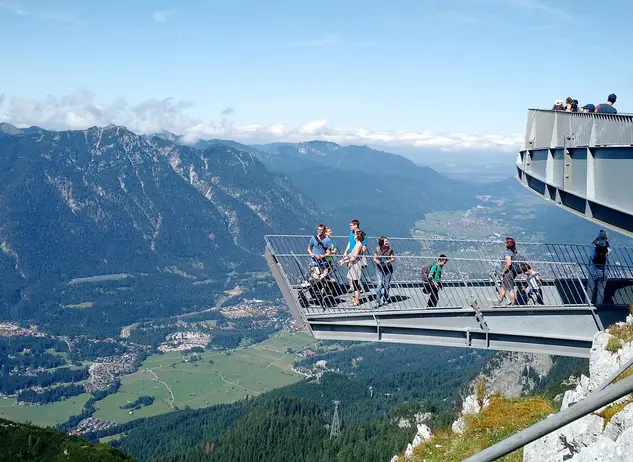 im Urlaub auf dem Bauernhof an der Zugspitze mit der Alpspitzbahn zur  Aussichtsplattform AlpspiX fahren