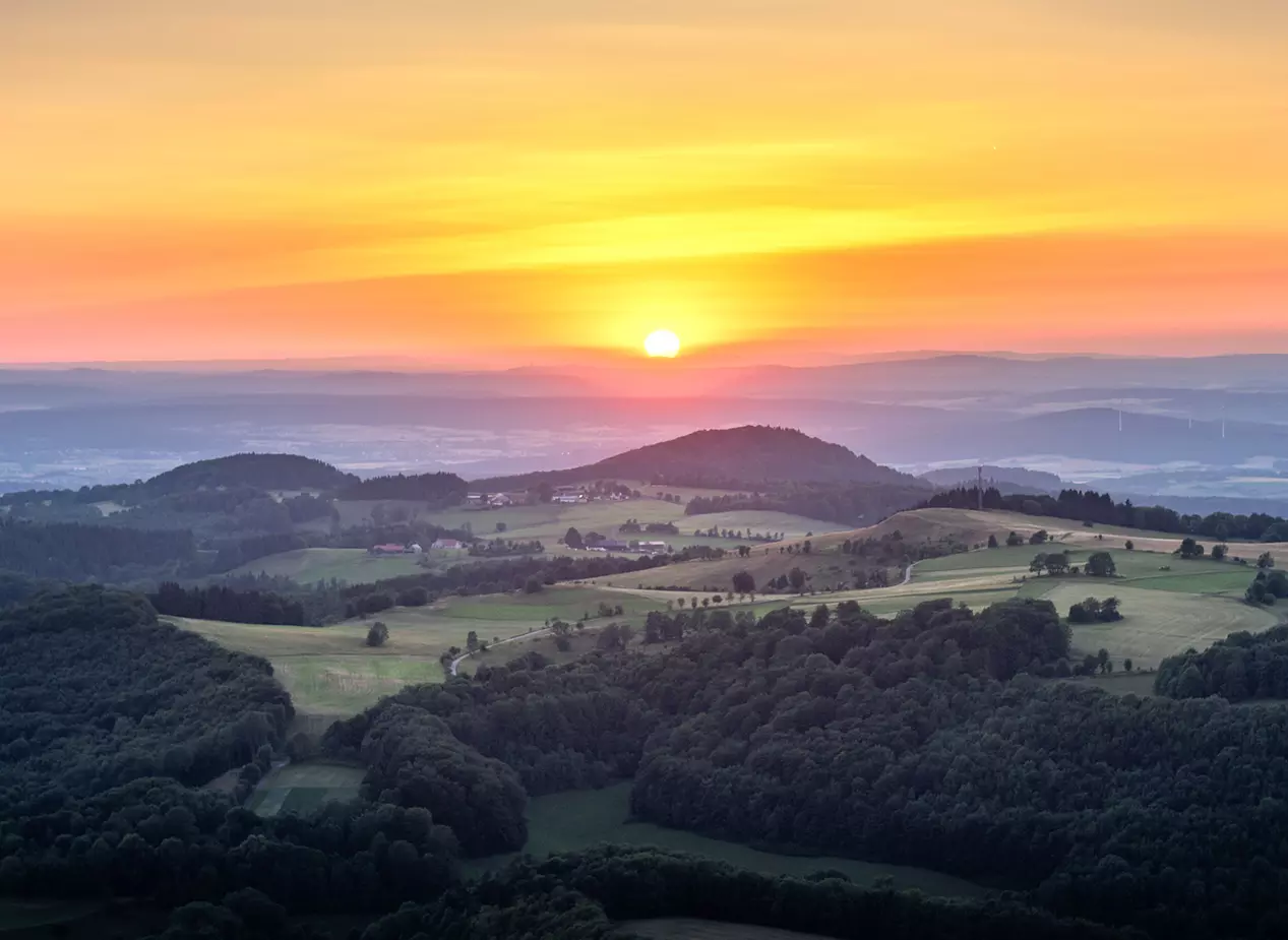 im Urlaub auf dem Bauernhof in der Rhön beim Wandern herrliche Ausblicke genießen