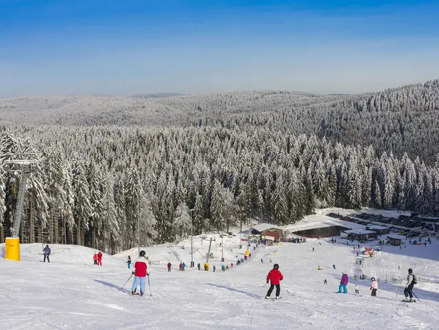 Winterurlaub in Thüringen buchen und Skifahren im Skigebiet in Heubach bei Masserberg
