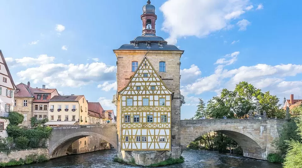 Altes Rathaus in Bamberg - © Pixabay.com, tma im Urlaub auf dem Bauernhof in Franken Bamberg besuchen und die Sehenswürdigkeiten bestaunen