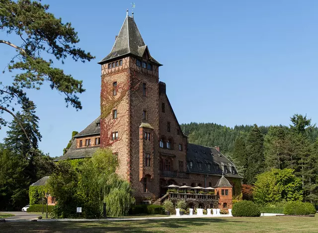 im Urlaub auf dem Bauernhof im Saarland das Schloss Saareck in Mettlach besuchen