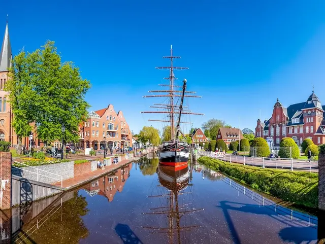 Segelschiff Friederike von Papenburg auf dem Kanal, Sankt Antonius Kirche und Rathaus, Papenburg. 