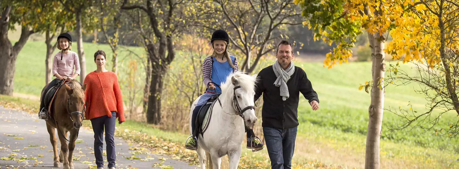 Geführtes Ponyreiten ist eine beliebte Freizeitaktivität im Familienurlaub in Thüringen.