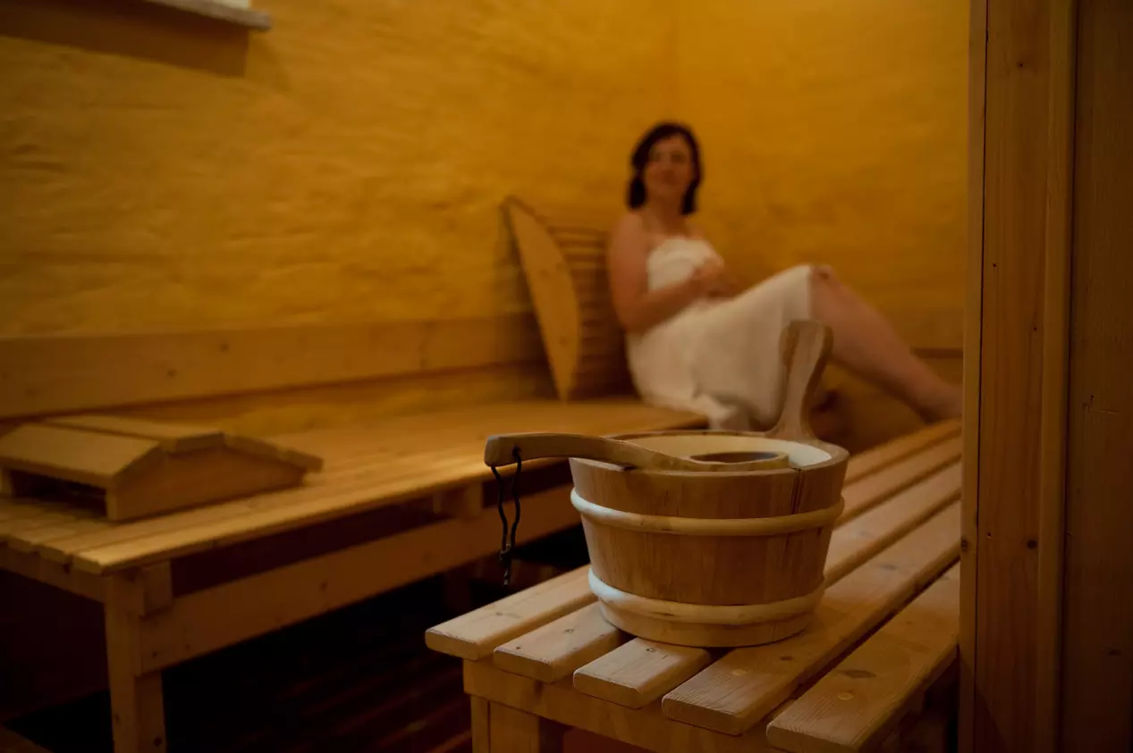 Frau entspannt in der Sauna