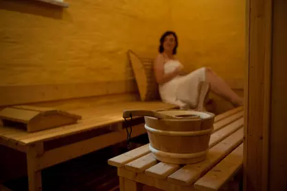 Frau entspannt in der Sauna