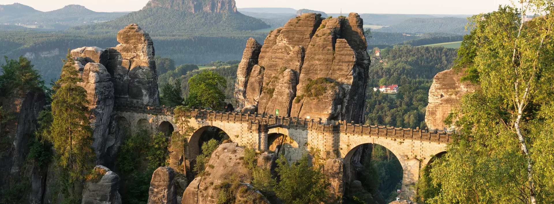 Blick auf die Bastei in der Sächsische Schweiz zum Sonnenaufgang