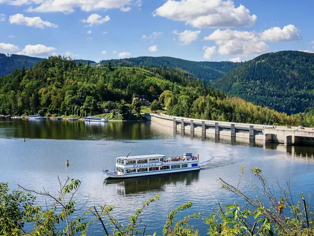 mit einem Fahrgastschiff auf dem Hohenwarte-Stausee zur Saale-Staumauerr fahren