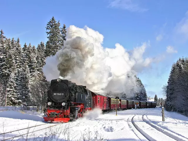 Bei einem Urlaub im Harz kann man mit der Harzer Schmalspurbahn von Nordhausen auf den Brocken fahren.