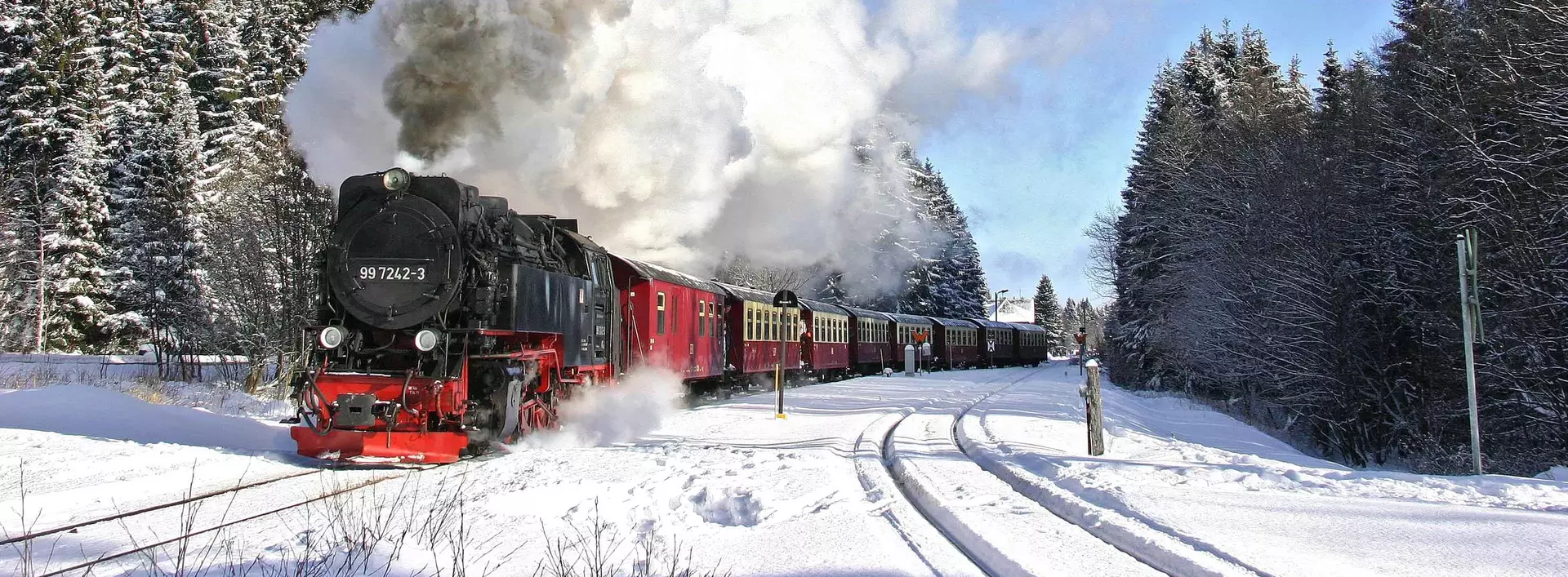 Bei einem Urlaub im Harz kann man mit der Harzer Schmalspurbahn von Nordhausen auf den Brocken fahren.