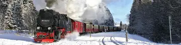 Harzer Schmalspurbahn im Winter - © Harzer Schmalspurbahnen GmbH Bei einem Urlaub im Harz kann man mit der Harzer Schmalspurbahn von Nordhausen auf den Brocken fahren.