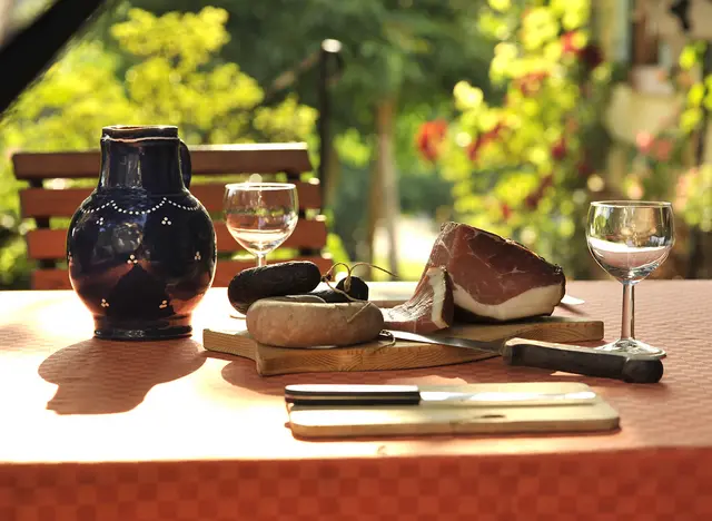 Versper mit hausgemachter Wurst und Wein in der Besenwirtschaft