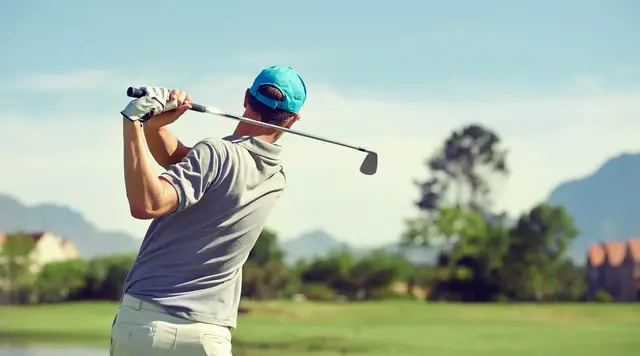 Golfer auf einem Golfplatz in ländlicher Umgebung