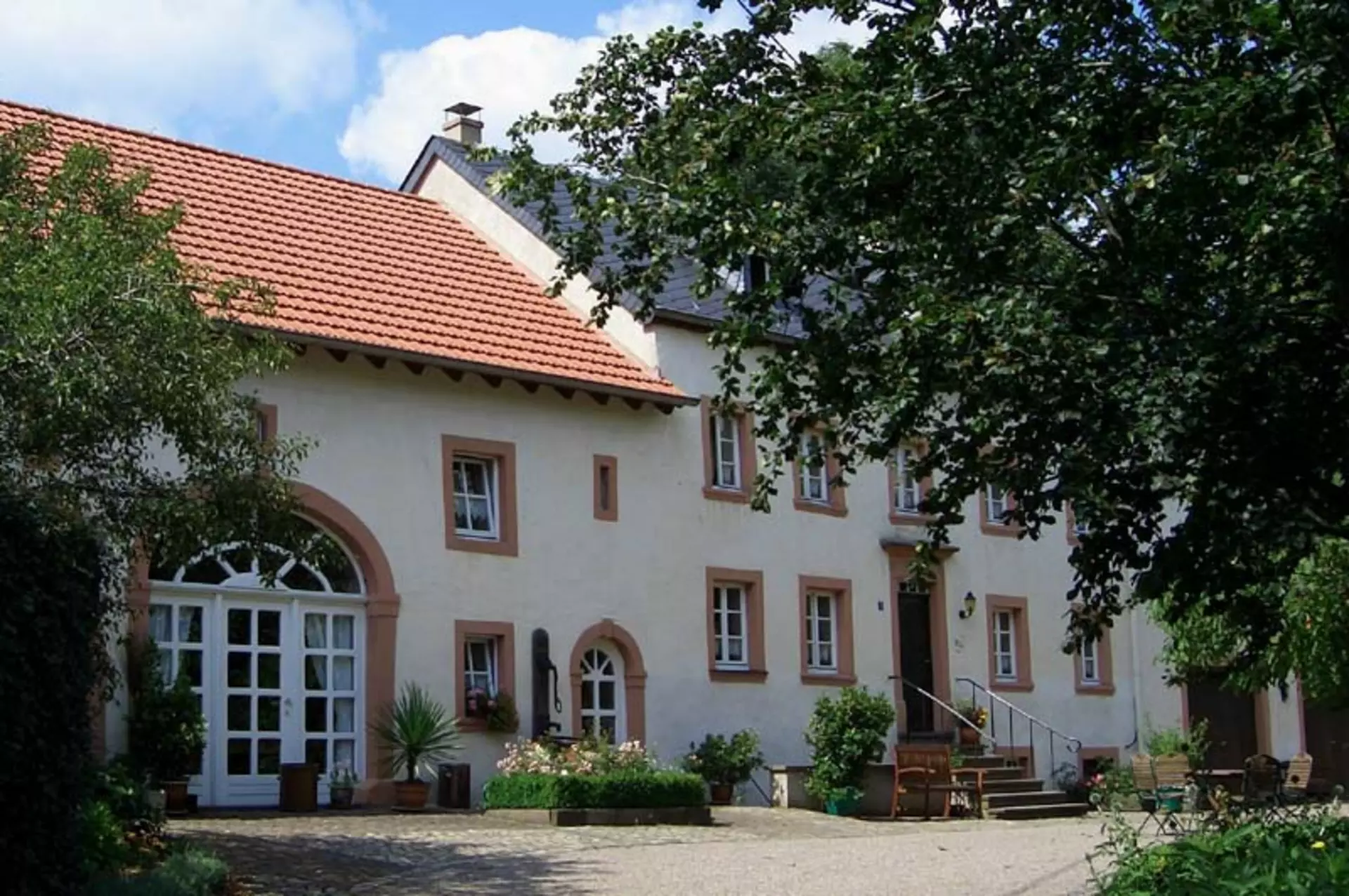 Ferien im Herrenhaus in der Eifel. Traditionelle Eleganz mit modernem Chic gekonnt kombiniert. Der Garten wildromantisch mit lauschigen Plätzen.