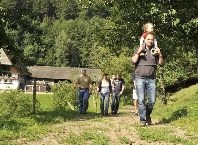 im Familienurlaub auf dem Kinderhof im Schwarzwald eine Wanerung mit der ganzen Familie machen