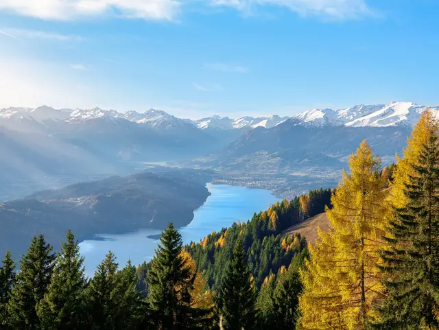 Sonnenuntergang am Millstätter See – Urlaub auf dem Land in Kärnten - © Julia, AdobeStock Sonnenuntergang über dem Millstätter See in Kärnten mit Blick auf die Berglandschaft – Urlaub auf dem Land in Österreich.