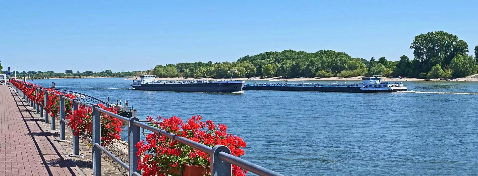 im Urlaub am Niederrhein die Schiffe auf der Rheinpromenade in Rees bestaunen