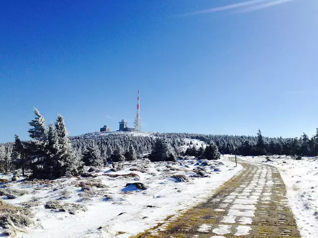 im Harz Urlaub auf dem verschneiten Kolonnenweg zum Brocken wandern