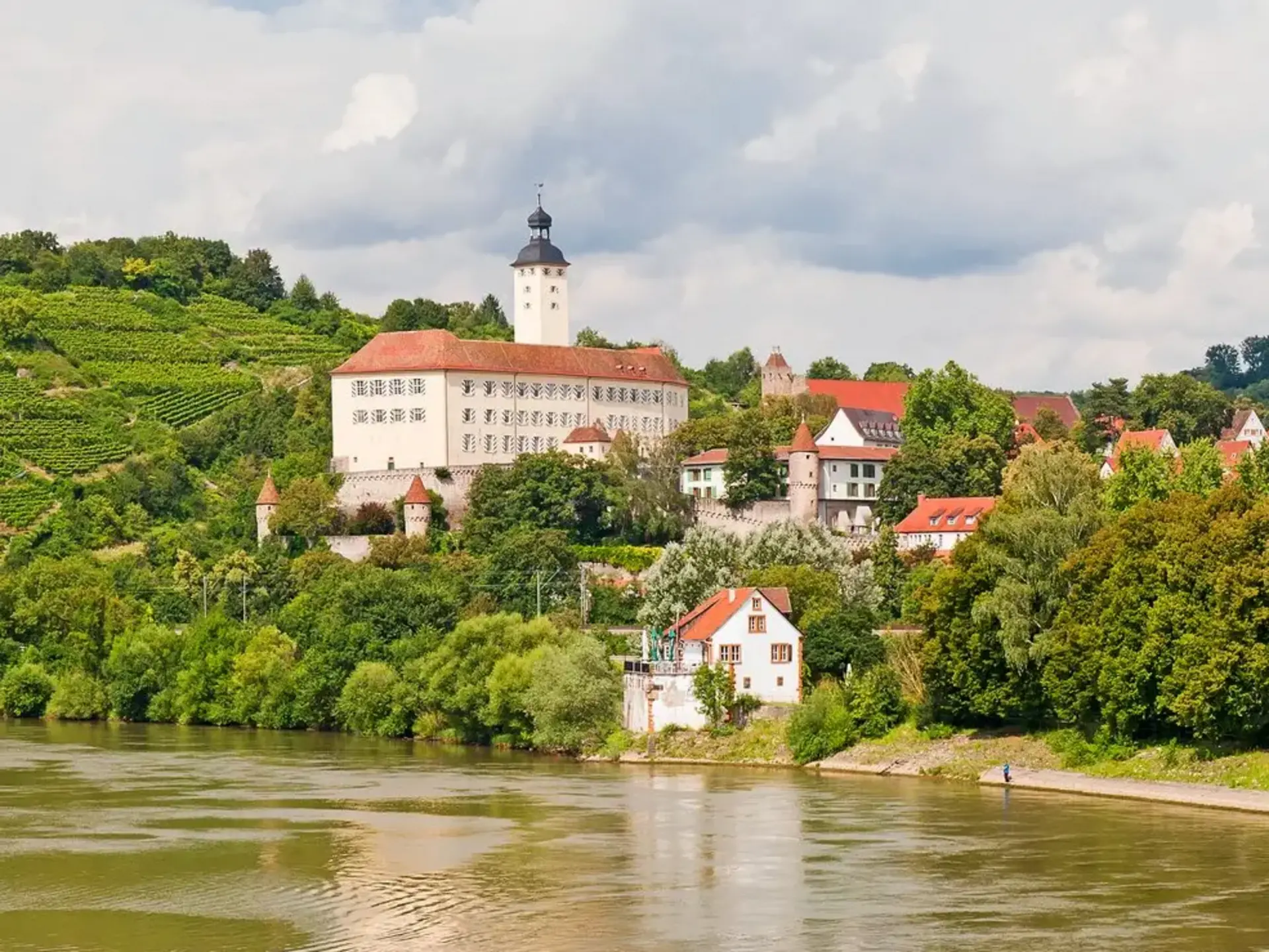 Burg Schloss Horneck am Neckar – Urlaub auf dem Land in Baden-Württemberg - © mojolo, Adobe Stock Burg Schloss Horneck oberhalb des Neckars mit Weinbergen und umliegender Landschaft