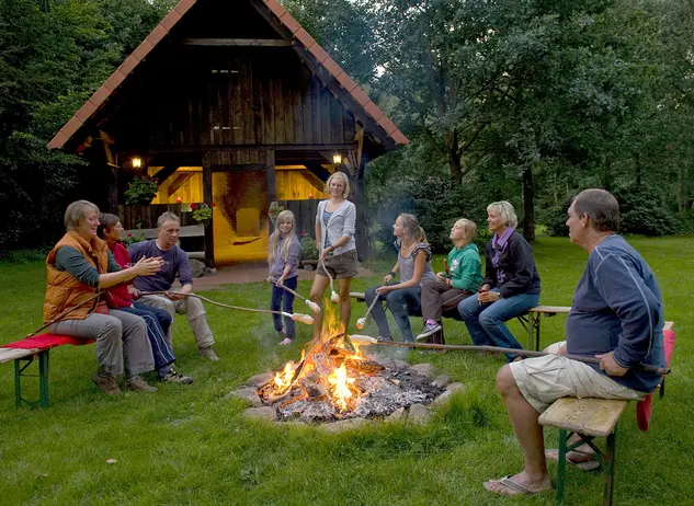 Lagerfeuer am Abend - © Landsichten.de, Susanne Mölle Stockbrot am Lagerfeuer grillen